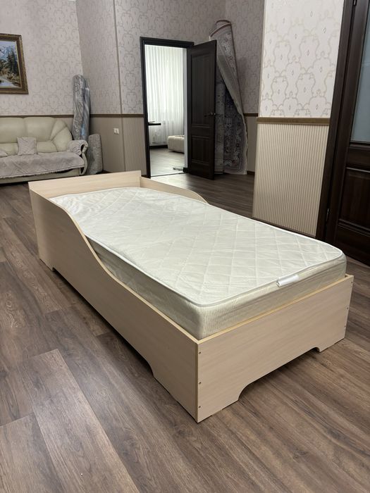 Кровать с матрасом