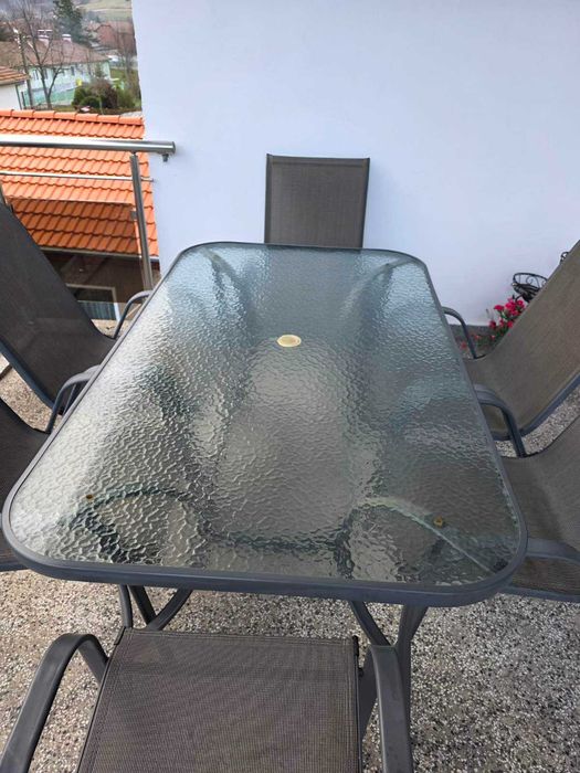 Маса със столове