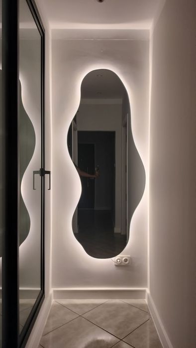Зеркало фигурное для интерьера комнаты