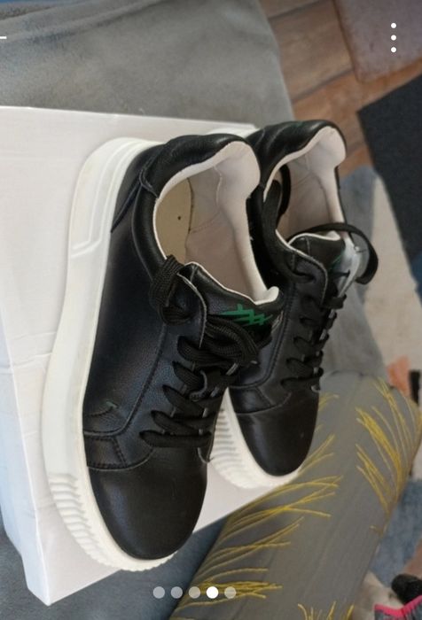 Vând papuci de stradă.