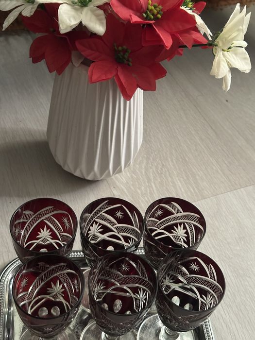 Pahare din cristal rosu