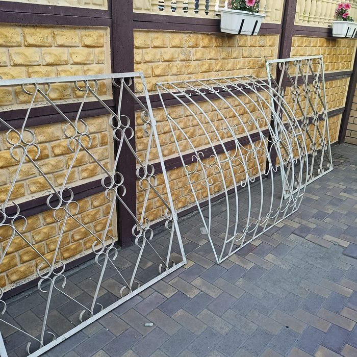 Продам металлические решетки на окна