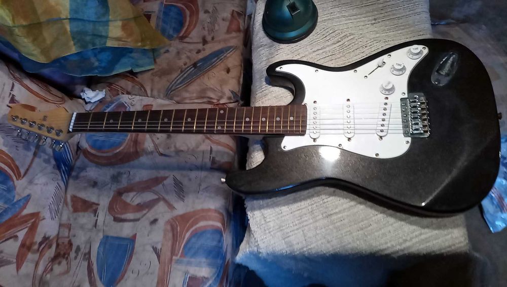 Електрическа / електроакустична китара, без забележки