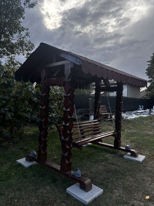 Balansoar / Leagăn rustic din lemn masiv cu acoperiș din șindrilă bituminoasă