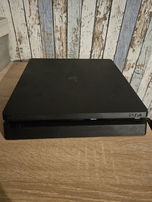 PS4 Slim 500GB, 2 dualshock controllers, 5 games