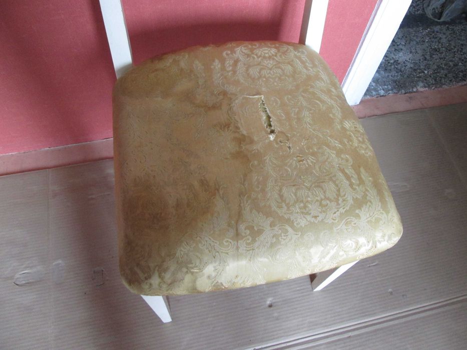 Стол един бял дървен масив.