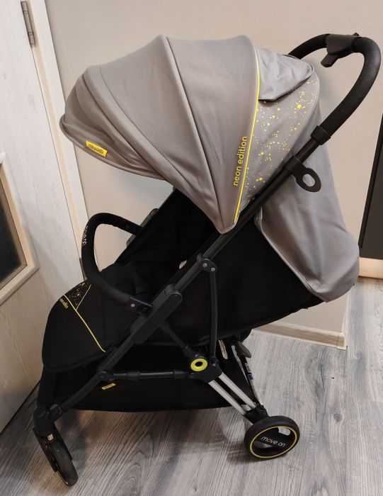 CHIPOLINO Лятна количка MOVE ON
В много добро запазено състояние. Без петна и скъсано. В оригинална опаковка. 
Описание
Характеристики:
• Подходяща з