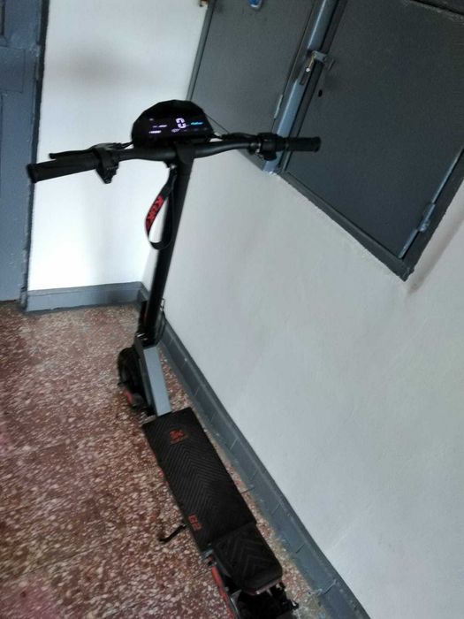 Trotinetă Kukirin de vânzare.