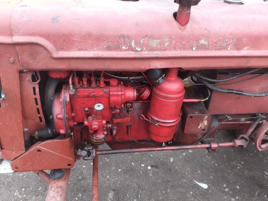 Vând tractor în patru pistoane 45 de cai putere stare bună preț 2200e.negocoabil