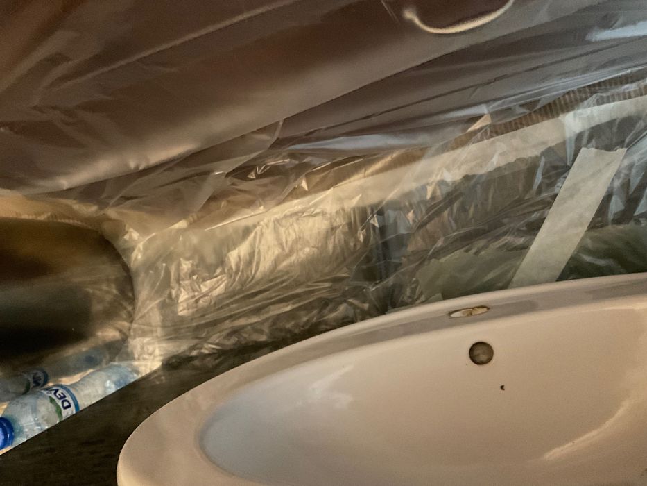 Параван, огледало и мивка за баня