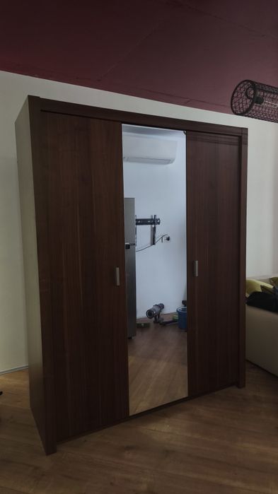 Vând șifonier / dulap modern și spațios, ideal pentru dormitor sau hol, în stare foarte bună (așa cum se poate vedea și în imagini).
