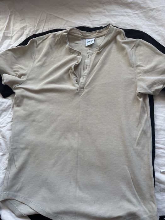 Футболка  от бренда ZARA
