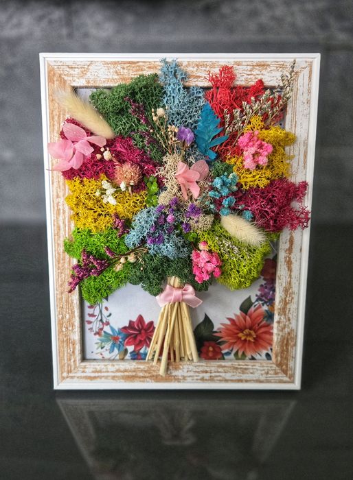 Красива картина букет за всеки повод декориран със скандинавски мъх