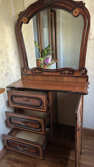 Продается трюмо с зеркалом