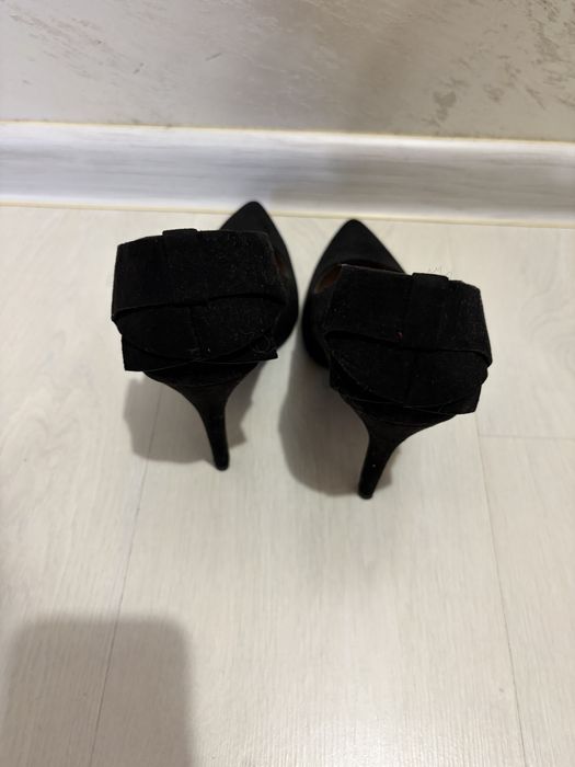 Два чифта дамски обувки