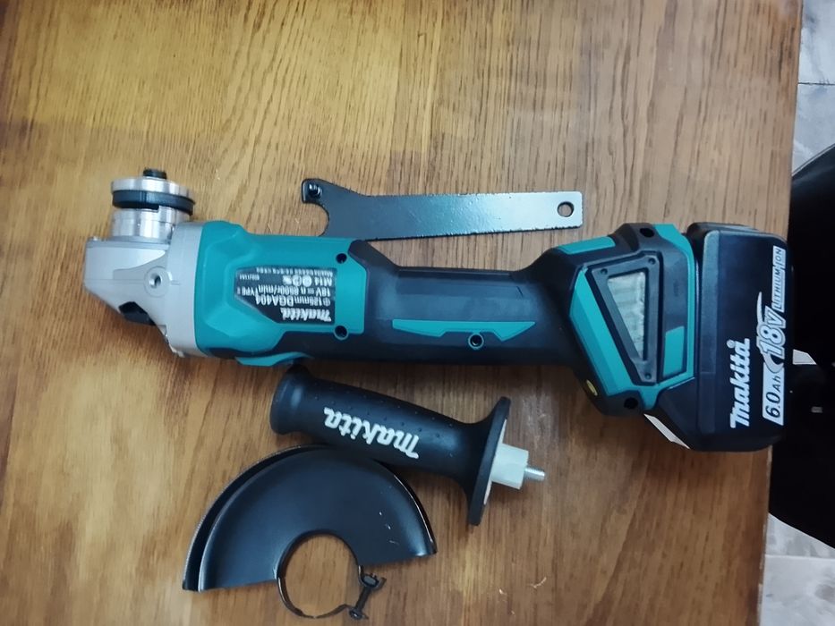 Flex Makita cu variator de viteza și o baterie de 6A