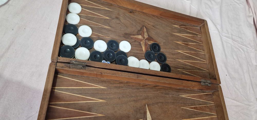 Продавам дървена табла за игра
