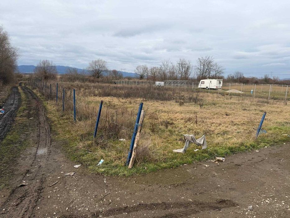 Vand teren 1600mp , Halchiu Brasov front stradal la 2 strazi.