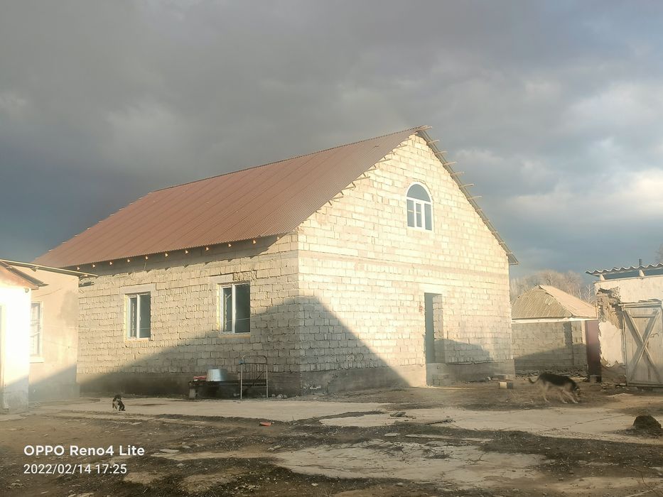 Екі үй сатылады бір участкеде