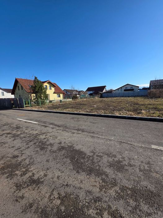 685 mp la asfalt, cu utilitațile la drum și AC casă modernă P+E