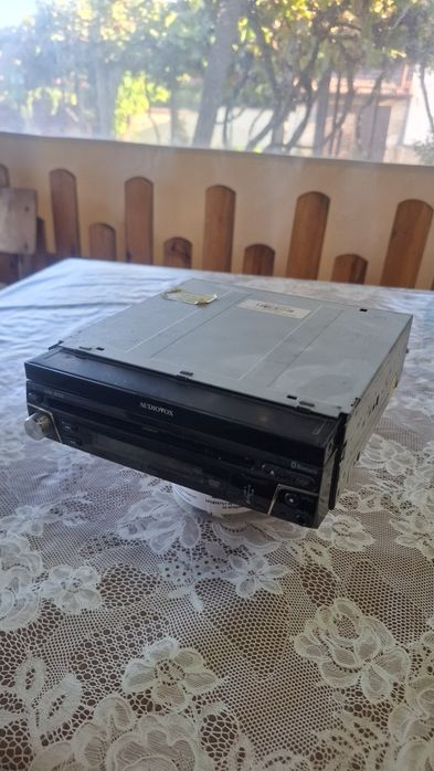Радио с излизащ екран AUDIOVOX VXE 3010