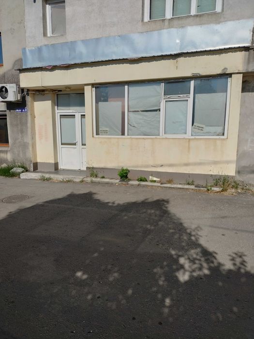 Vând spatiu comercial