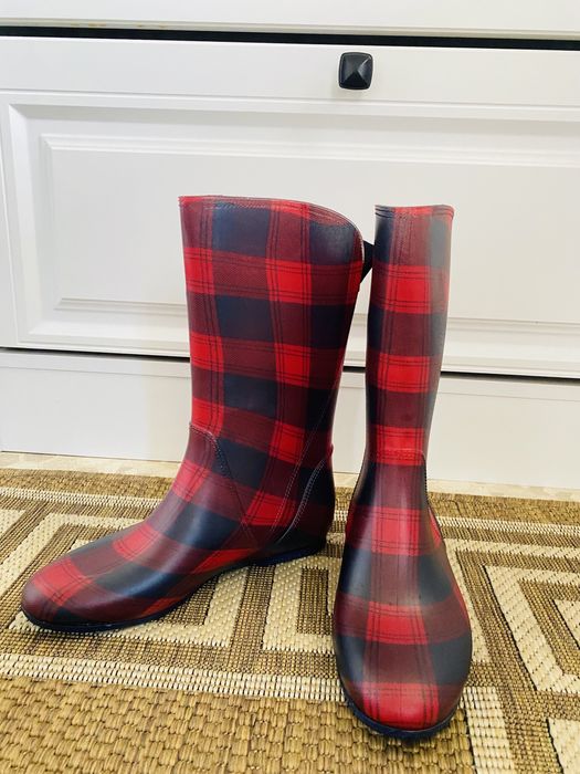 Продам новые резиновые сапоги