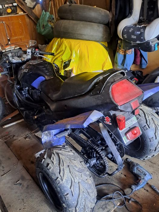 Vand proect pe 3 roți Suzuchi gsx 750cc f 130 cp ne mai pornit de 1 an de zile preț 5000de lei negociabil