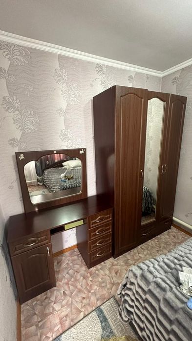Срочно продам шкаф и комод с зеркалом