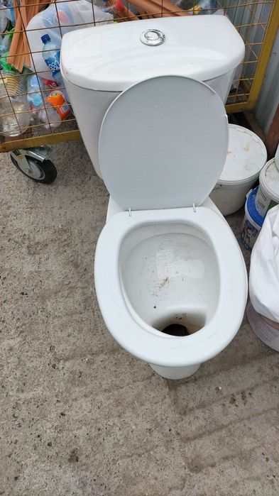 Унитаз с бочком в хорошем состоянии продаётся юго-восток Караганда ест