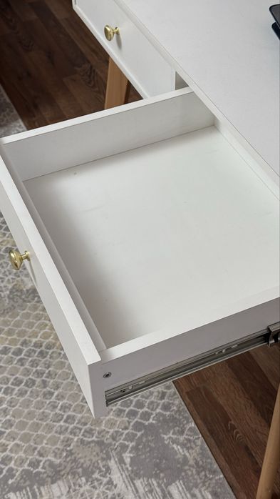 продаю стол, туалетный столик