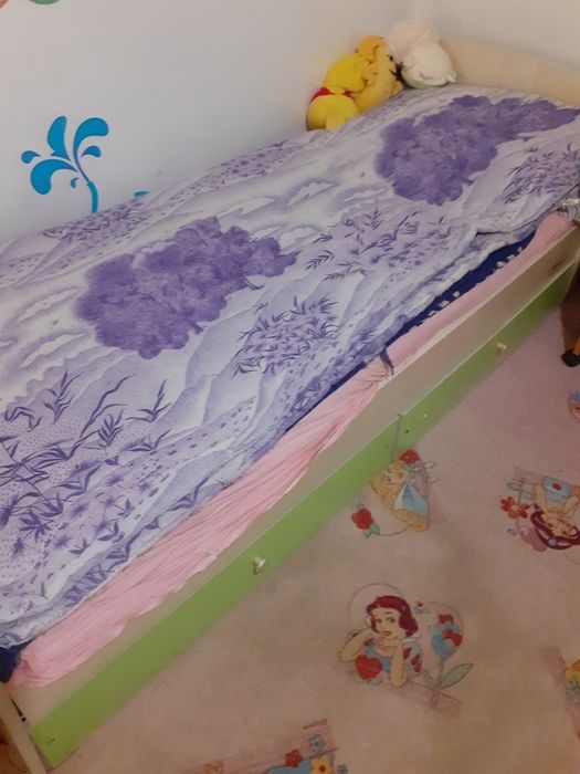 Продавам  детско  легло.   Дължина 1 75 ширина 1,00,заедно  с матрак