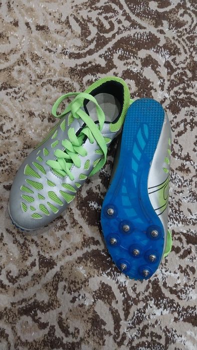 Продам шипованые кросовки 36 размер