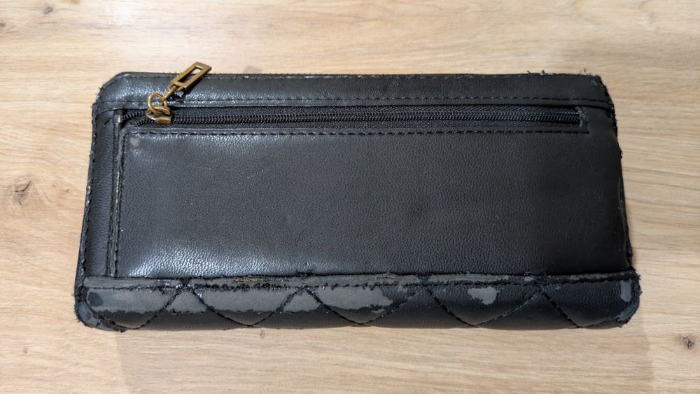 Дамско черно портмоне Guess