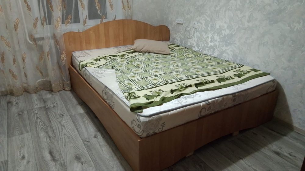 Продам кровать с матрасом