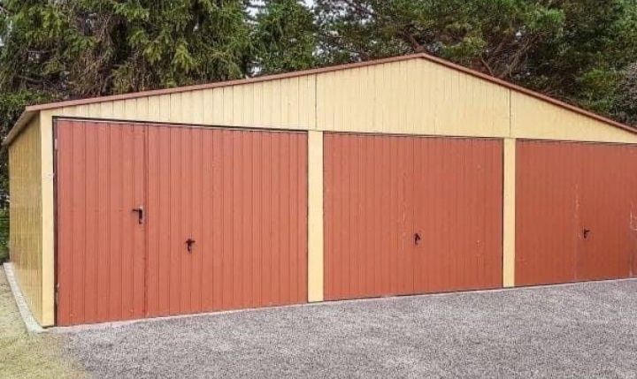 Garaje auto pe structura metalica învelite cu panouri Sandwich