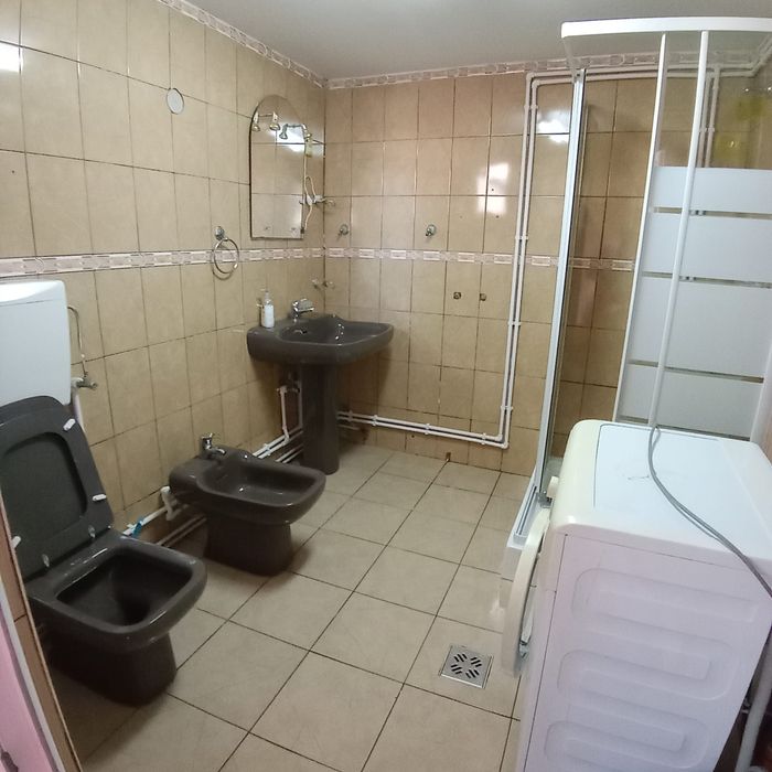 Inchriez apartament la curte