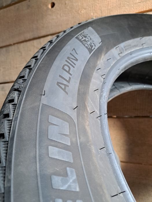 Anvelope desperecheate 225/65 R17 Michelin și Pirelli