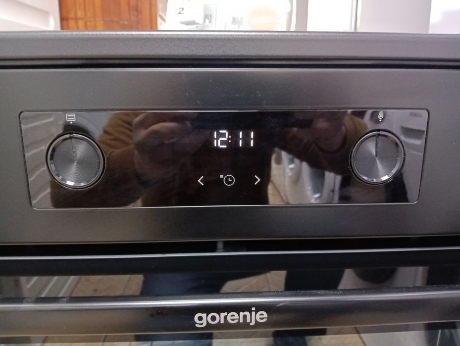 Чисто нова черна печка  с индукционни котлони  с две години Гаранция!