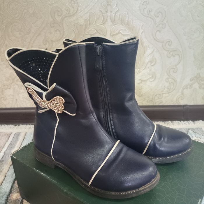 Отдам даром обувь детскую размер 30