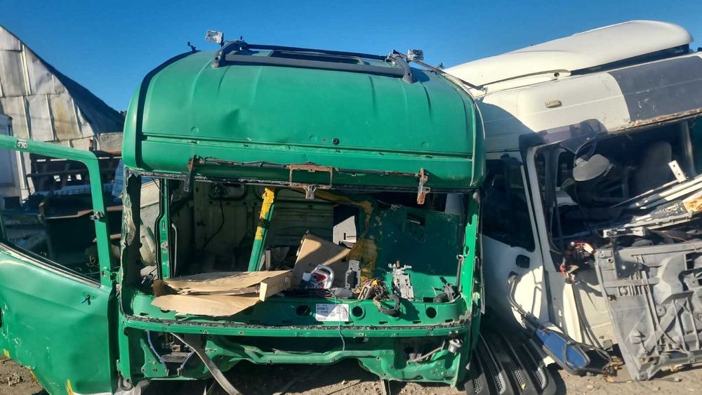 Продам кабины и комплектующее на запчасти