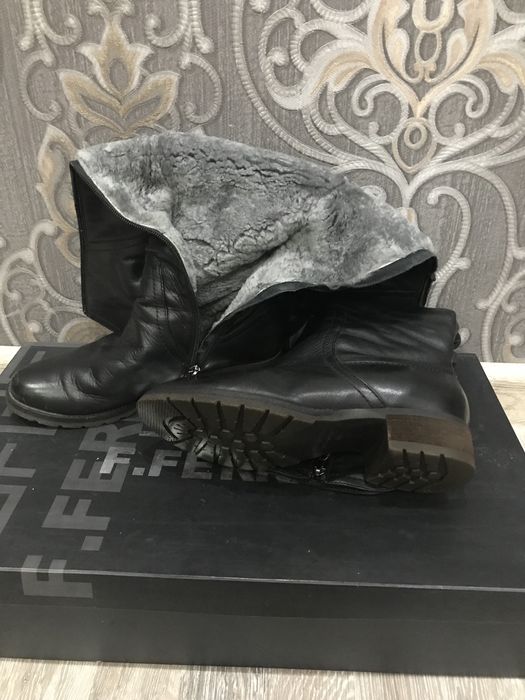 Продаю кожаные сапоги черные, мех цигейка