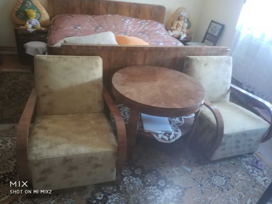 de vanzare 2 fotolii confortabile și masă rotundă din lemn masiv
