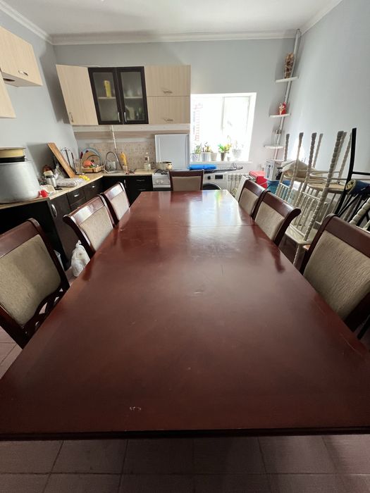 Продается стол со стульями.