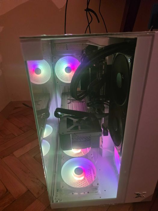 Геймърски компютър за 5000лв AMD RYZEN 7 9800X3D NVIDIA GeForce RTX 5070 32 GB RAM