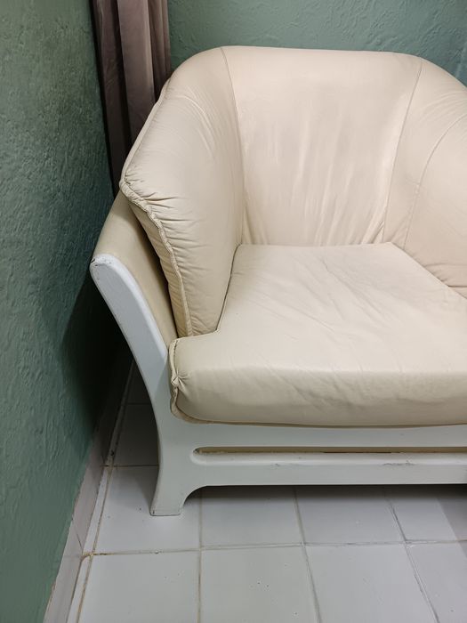 Светъл фотьойл кожа и дърво