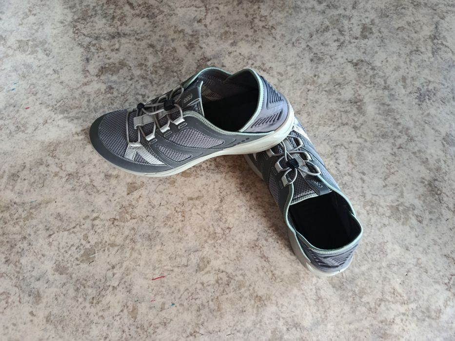 Продам кроссовки лето( сетка) ц 5000