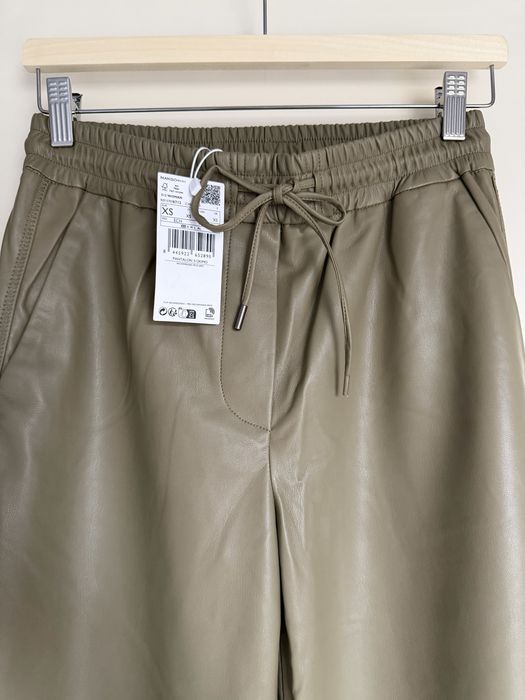 Pantaloni superbi din imitație de piele Mango