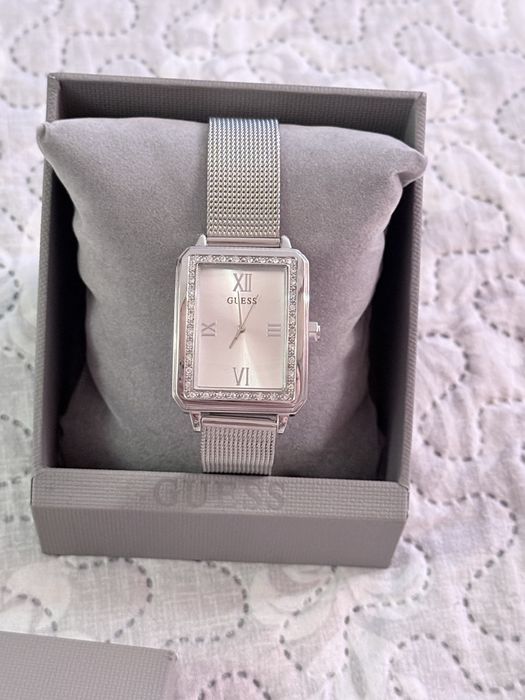 Дамски часовник GUESS – като нов,слаган 3 пъти