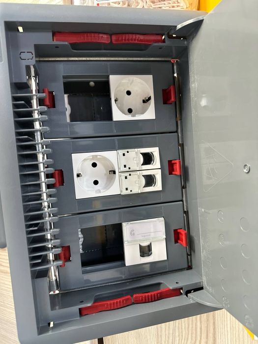 Продаю напольные коробки, лючки бренда Legrand.